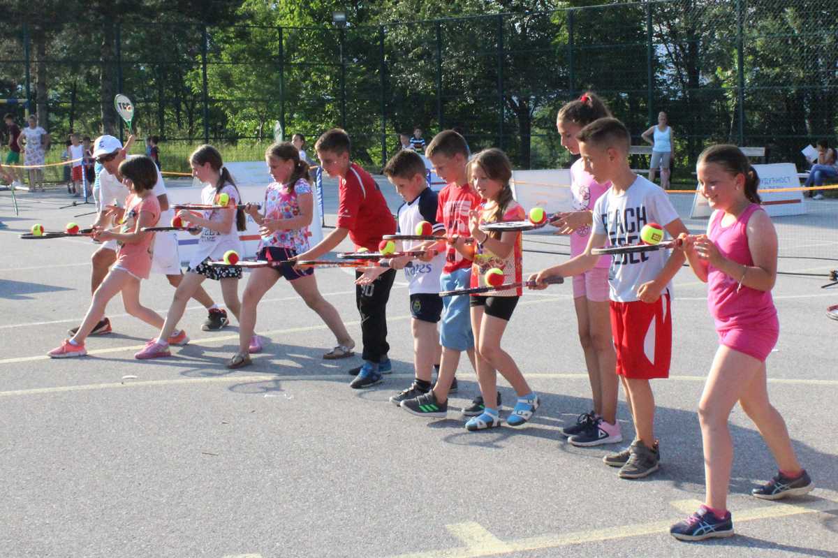 Otvorena škola tenisa posetila decu na Kosovu i Metohiji